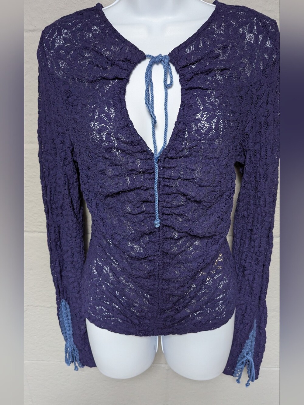 Free People Lace Top Size M Bell Sleeve Keyhole Neck - Picture 2 of 12
